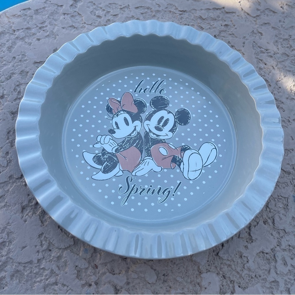 DISNEY MICKEY & MINNIE MOUSE "HELLO SPRING"
PIE PLATE PIE DISH NEW